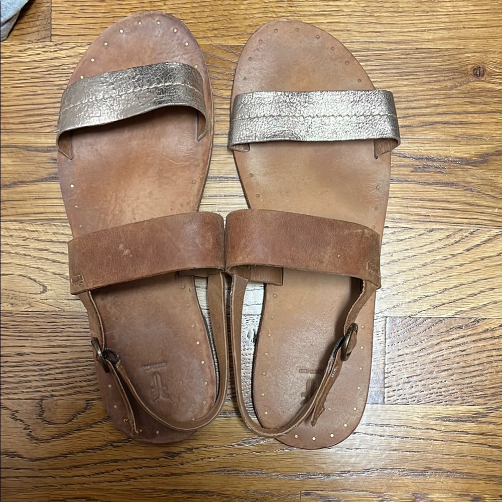 FRYE AND CO. Brown and Gold Minimalist Sandals